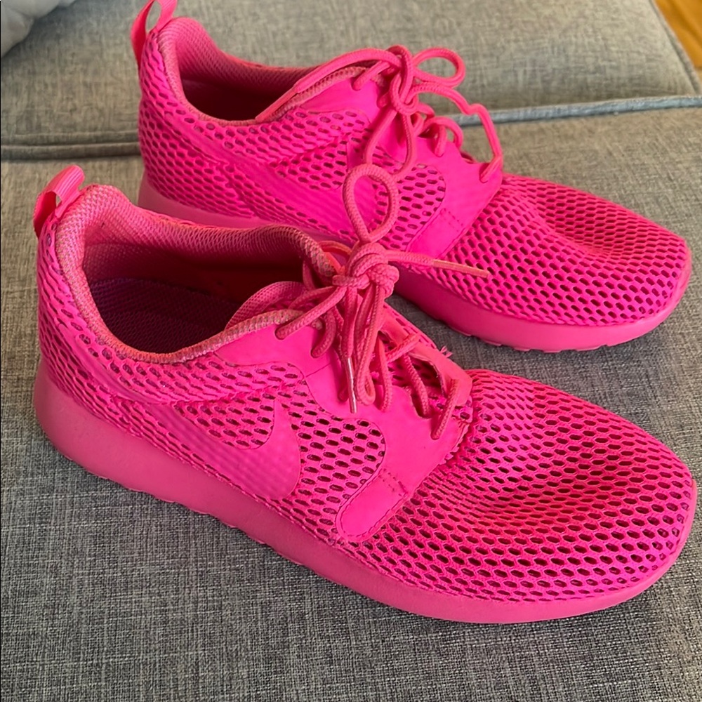 Nike Womens sz 6 Roshe Run Hyperfuse Breathe Pink Blast Sneakers